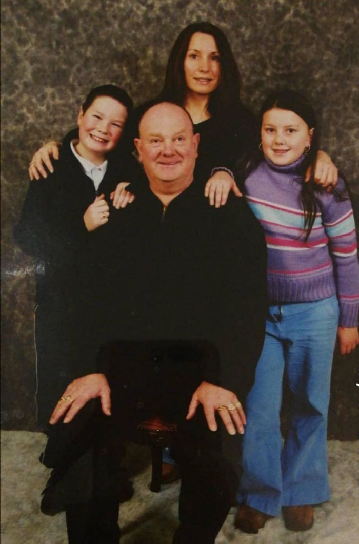 Turns Out I Didn't Get The "Wear Black To The Family Photo" Memo And Noone Thought To Tell 10 Year Old Me My Zip Was Down