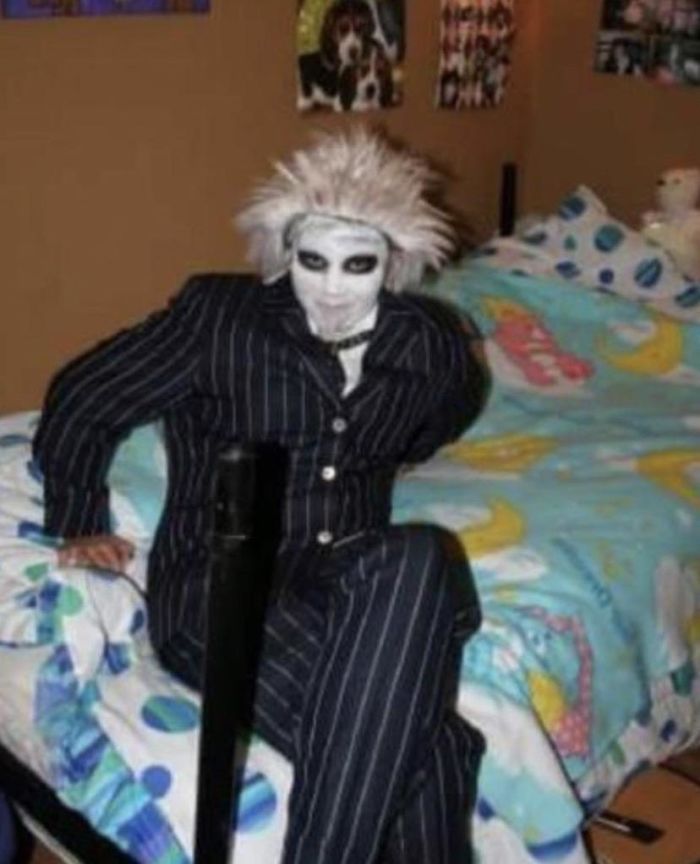 I Wanted To Be The Joker But My Mom Couldn’t Find A Purple Suit, So She Came Up With This. I’m A Girl. I Walked To School Alone Like This And Not A Single Person Recognized Me