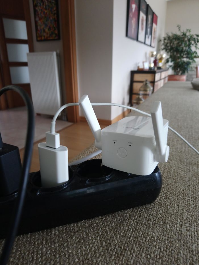 This Router Thingy Looks Like It's Panicking