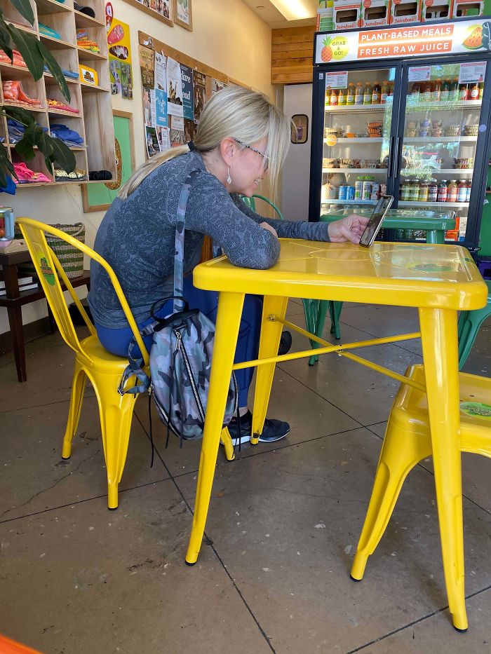 Today This Lady Sat Down And Started Having A Facetime Call. She Then Asked The Cashier If He Could Turn Down The Music A Bit And That It Was Too Loud