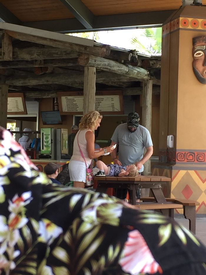Visited Miami Zoo And Saw A Woman Changing A Diaper On A Table At An Outdoor Restaurant While There’s A Bathroom 6 Feet Away