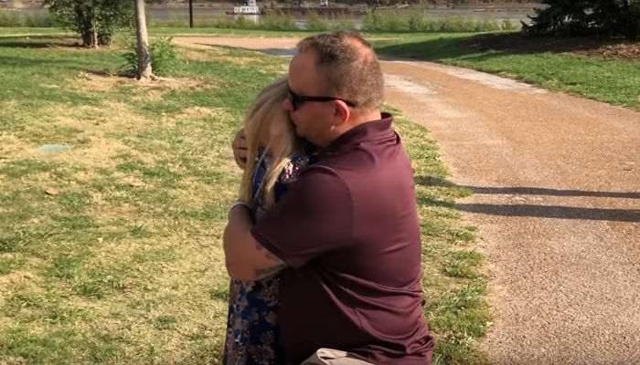 Man Interrupts A Family Photoshoot To Tell His Wife’s Daughter That He’s Adopting Her Man Interrupts A Family Photoshoot To Tell His Wife’s Daughter That He’s Adopting Her
