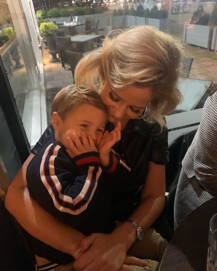 Guy Walks Up To A Random Stranger Asking Her To Finish Singing "Shallow", Is Completely Blown Away By Her Talent Guy Walks Up To A Random Stranger Asking Her To Finish Singing "Shallow", Is Completely Blown Away By Her Talent