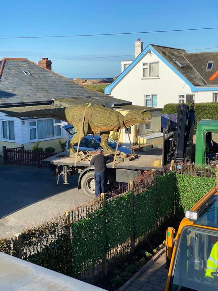 Dad Accidentally Buys A Life-Size 6-Meter-Long Dinosaur Statue For His 4-Year-Old Son Dad Accidentally Buys A Life-Size 6-Meter-Long Dinosaur Statue For His 4-Year-Old Son