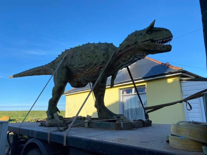 Dad Accidentally Buys A Life-Size 6-Meter-Long Dinosaur Statue For His 4-Year-Old Son Dad Accidentally Buys A Life-Size 6-Meter-Long Dinosaur Statue For His 4-Year-Old Son