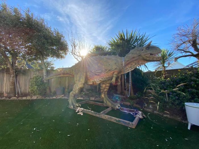 Dad Accidentally Buys A Life-Size 6-Meter-Long Dinosaur Statue For His 4-Year-Old Son