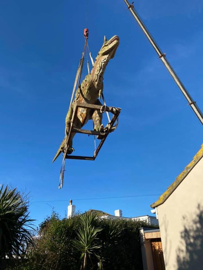 Dad Accidentally Buys A Life-Size 6-Meter-Long Dinosaur Statue For His 4-Year-Old Son Dad Accidentally Buys A Life-Size 6-Meter-Long Dinosaur Statue For His 4-Year-Old Son