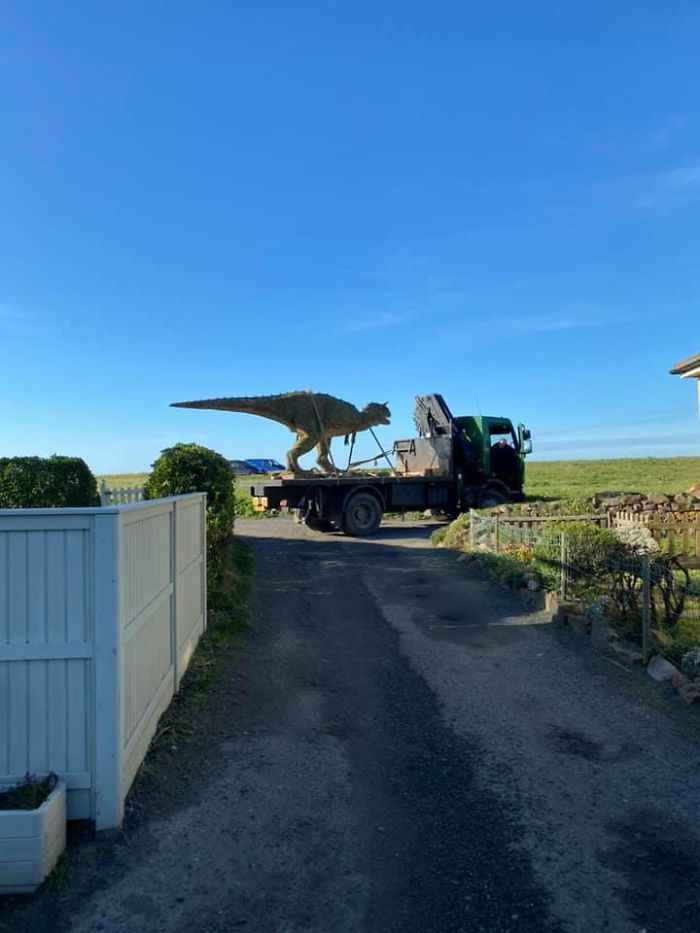Dad Accidentally Buys A Life-Size 6-Meter-Long Dinosaur Statue For His 4-Year-Old Son Dad Accidentally Buys A Life-Size 6-Meter-Long Dinosaur Statue For His 4-Year-Old Son