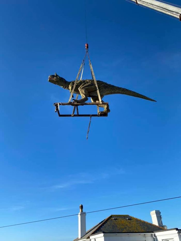 Dad Accidentally Buys A Life-Size 6-Meter-Long Dinosaur Statue For His 4-Year-Old Son