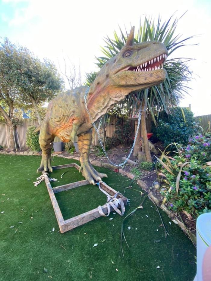 Dad Accidentally Buys A Life-Size 6-Meter-Long Dinosaur Statue For His 4-Year-Old Son Dad Accidentally Buys A Life-Size 6-Meter-Long Dinosaur Statue For His 4-Year-Old Son