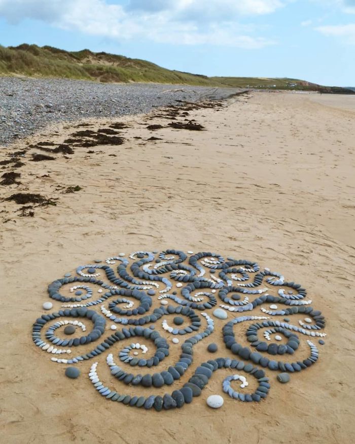 Stone-Arrangements-Beach-Land-Art-Jon-Foreman