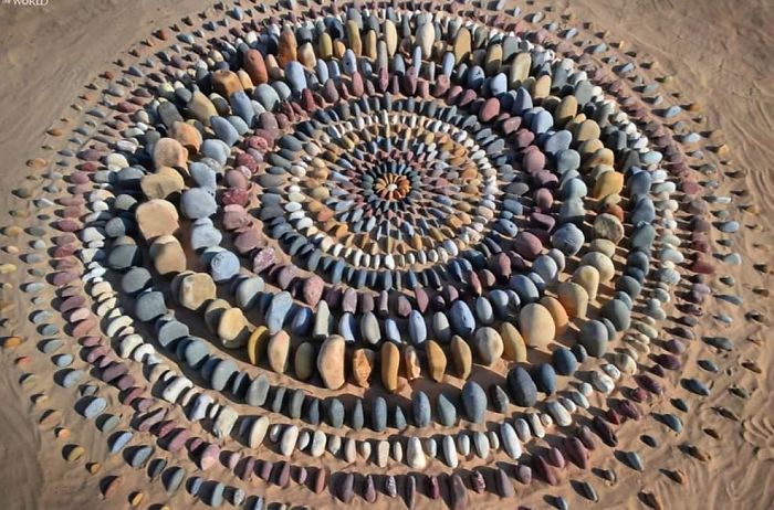 Stone-Arrangements-Beach-Land-Art-Jon-Foreman