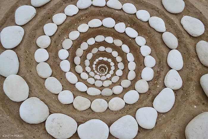 Stone-Arrangements-Beach-Land-Art-Jon-Foreman