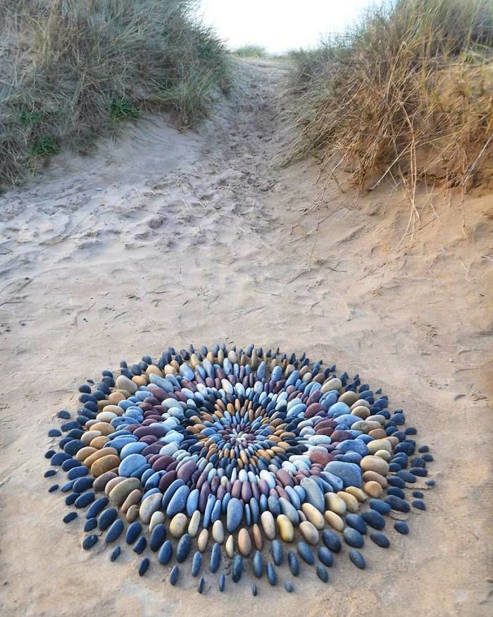 Stone-Arrangements-Beach-Land-Art-Jon-Foreman