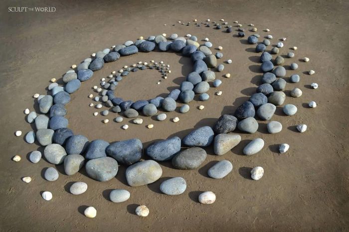Stone-Arrangements-Beach-Land-Art-Jon-Foreman