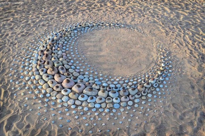 Stone-Arrangements-Beach-Land-Art-Jon-Foreman