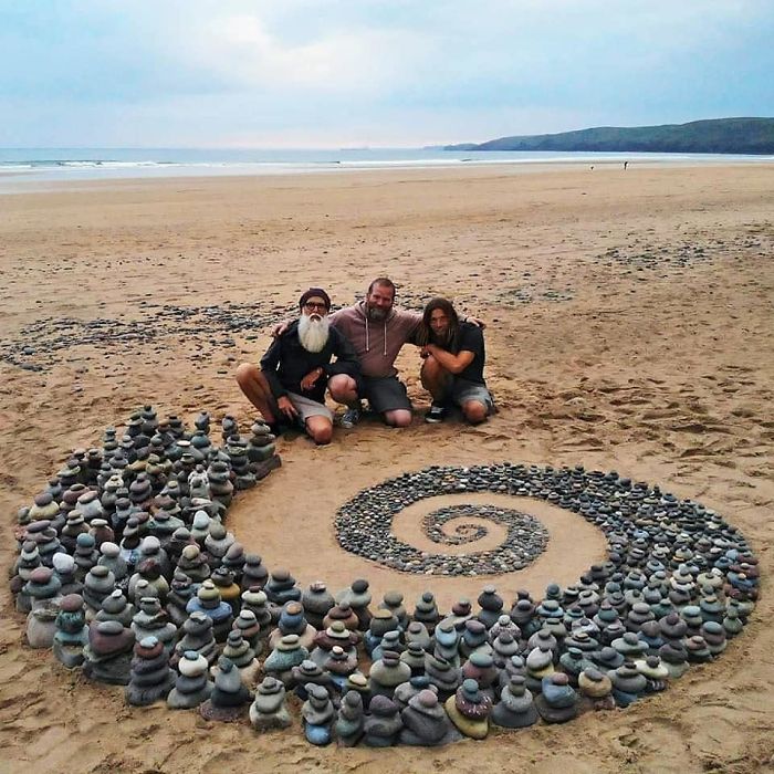 Stone-Arrangements-Beach-Land-Art-Jon-Foreman