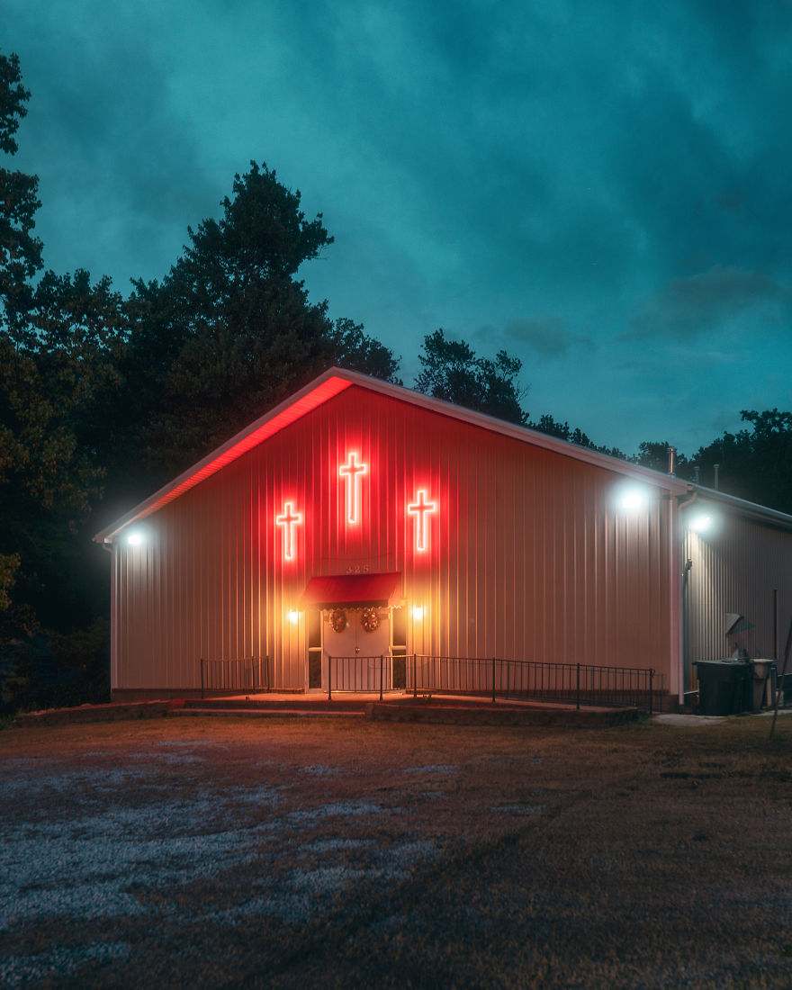 Photographer’s Unhealthy Obsession With Neon Signs Will Transport You Back In Time