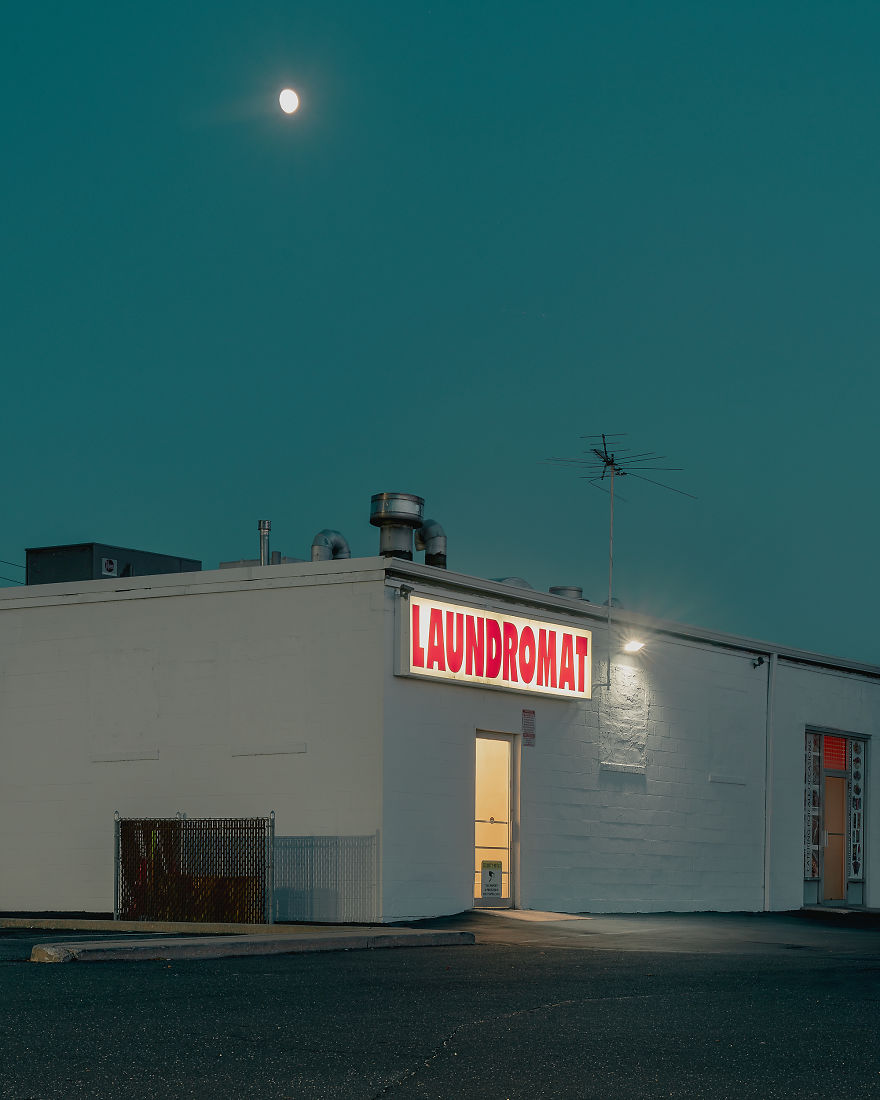 Photographer’s Unhealthy Obsession With Neon Signs Will Transport You Back In Time