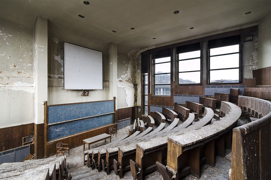 I Explored A University In Belgium That's Been Abandoned Since 2006 (15 Pics)
