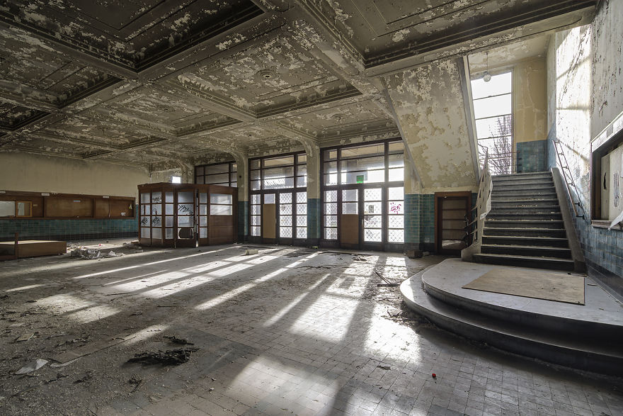 I Explored A University In Belgium That's Been Abandoned Since 2006 (15 Pics) I Explored A University In Belgium That's Been Abandoned Since 2006 (15 Pics)