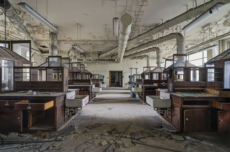 I Explored A University In Belgium That's Been Abandoned Since 2006 (15 Pics) I Explored A University In Belgium That's Been Abandoned Since 2006 (15 Pics)