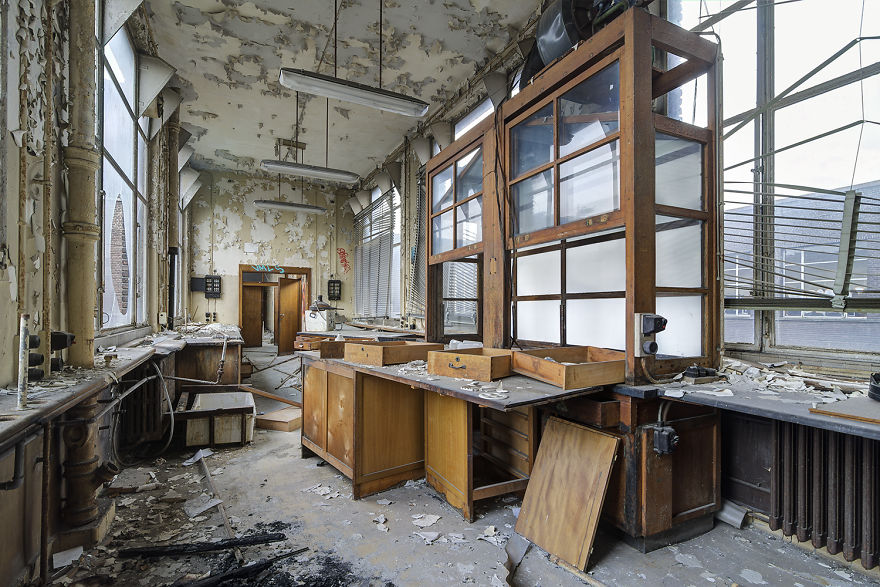 I Explored A University In Belgium That's Been Abandoned Since 2006 (15 Pics) I Explored A University In Belgium That's Been Abandoned Since 2006 (15 Pics)