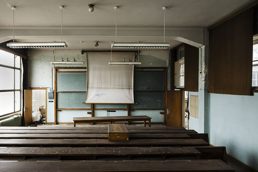 I Explored A University In Belgium That's Been Abandoned Since 2006 (15 Pics) I Explored A University In Belgium That's Been Abandoned Since 2006 (15 Pics)