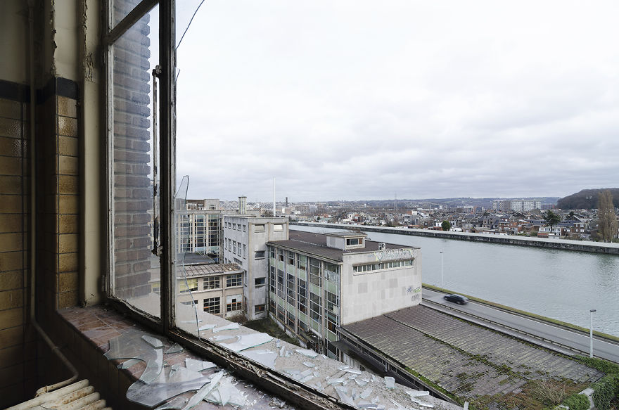 I Explored A University In Belgium That's Been Abandoned Since 2006 (15 Pics) I Explored A University In Belgium That's Been Abandoned Since 2006 (15 Pics)