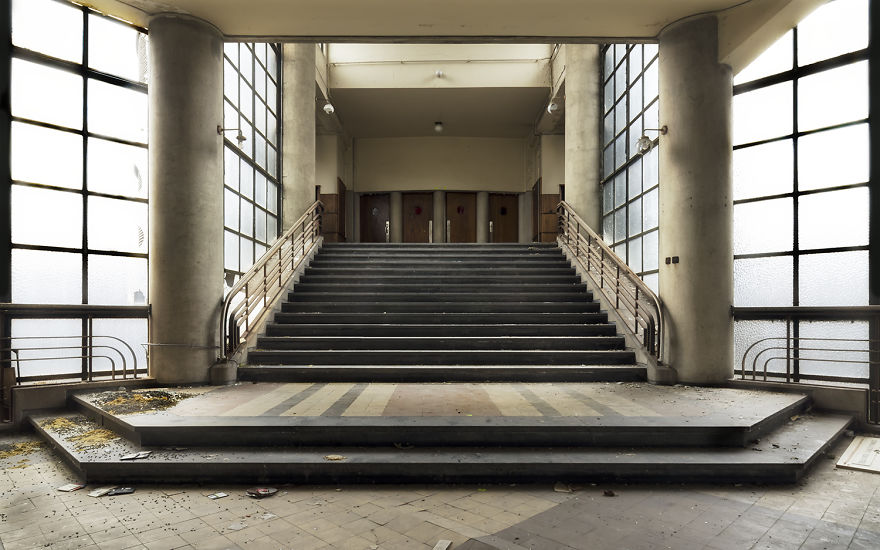 I Explored A University In Belgium That's Been Abandoned Since 2006 (15 Pics) I Explored A University In Belgium That's Been Abandoned Since 2006 (15 Pics)
