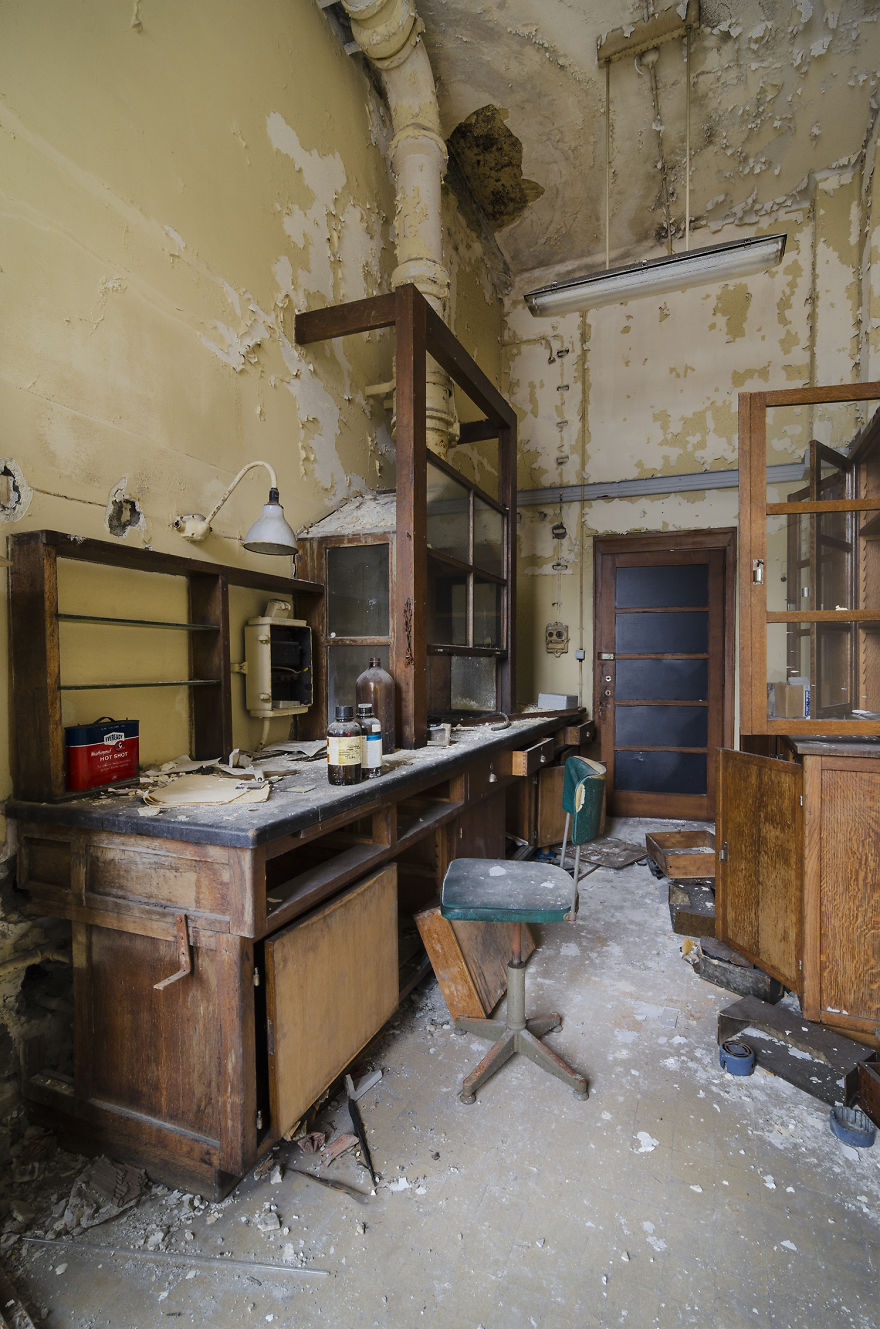 I Explored A University In Belgium That's Been Abandoned Since 2006 (15 Pics)