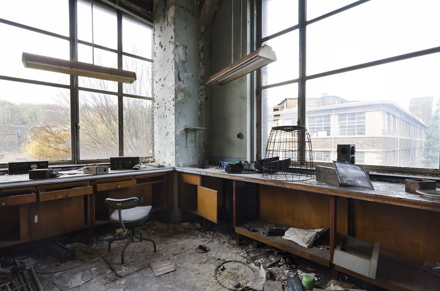 I Explored A University In Belgium That's Been Abandoned Since 2006 (15 Pics) I Explored A University In Belgium That's Been Abandoned Since 2006 (15 Pics)
