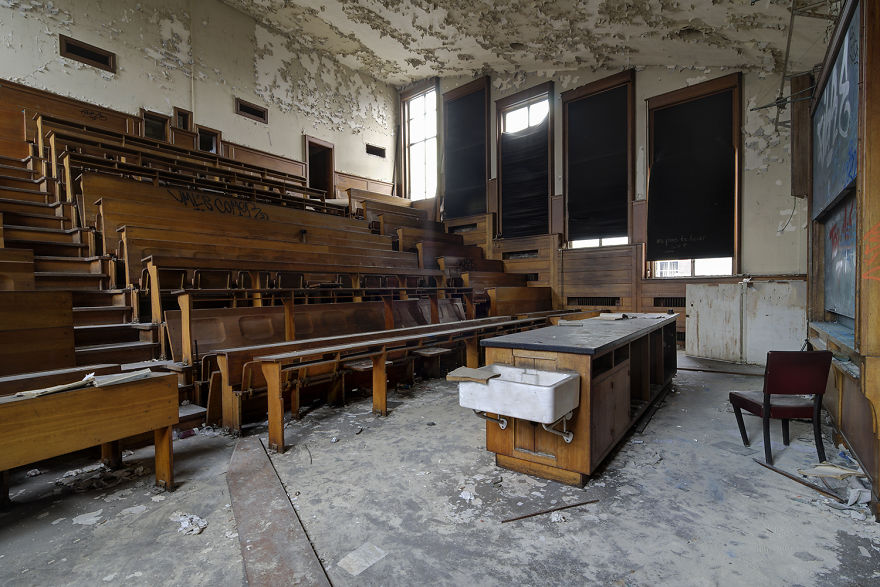 I Explored A University In Belgium That's Been Abandoned Since 2006 (15 Pics) I Explored A University In Belgium That's Been Abandoned Since 2006 (15 Pics)