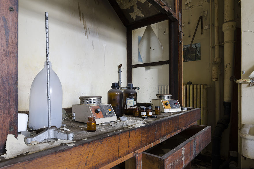 I Explored A University In Belgium That's Been Abandoned Since 2006 (15 Pics)