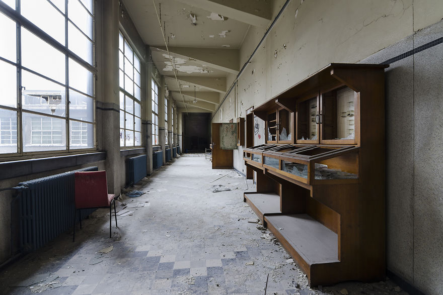 I Explored A University In Belgium That's Been Abandoned Since 2006 (15 Pics)