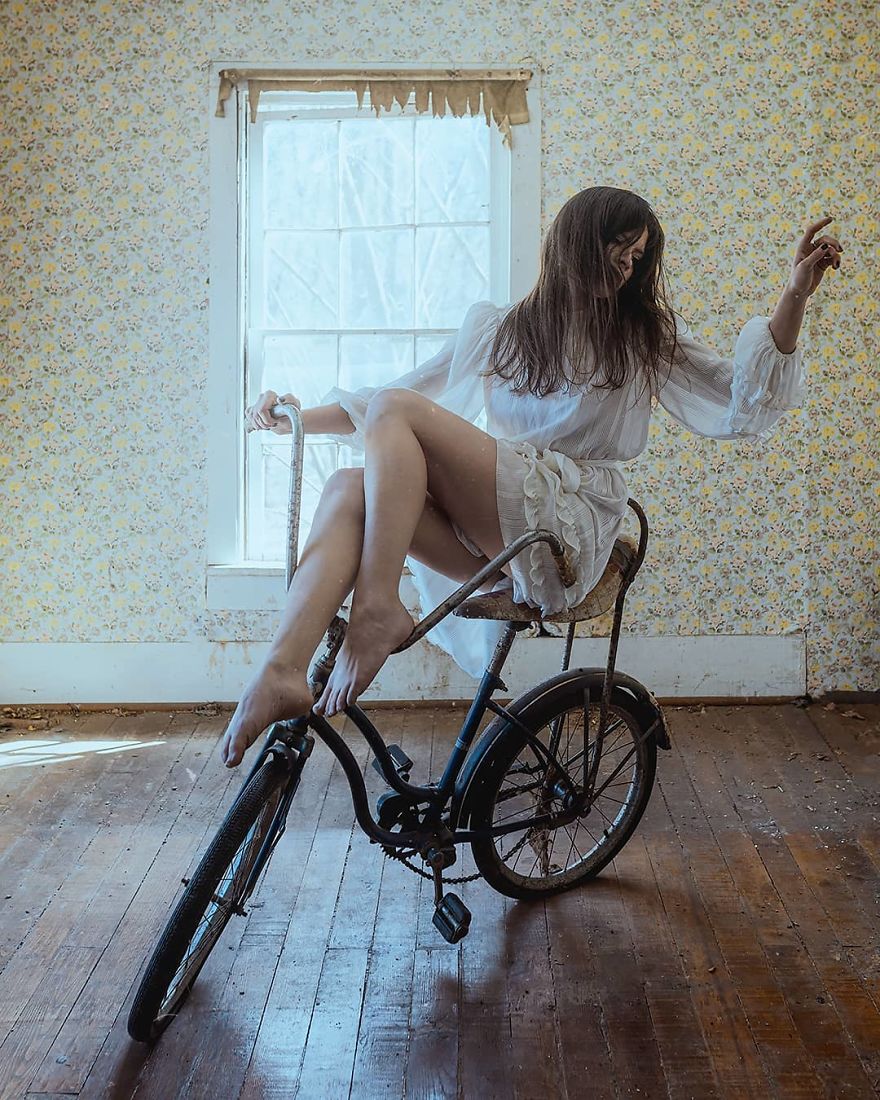 Photographer Tells Haunting Stories With His Cinematic Night-Time Photos