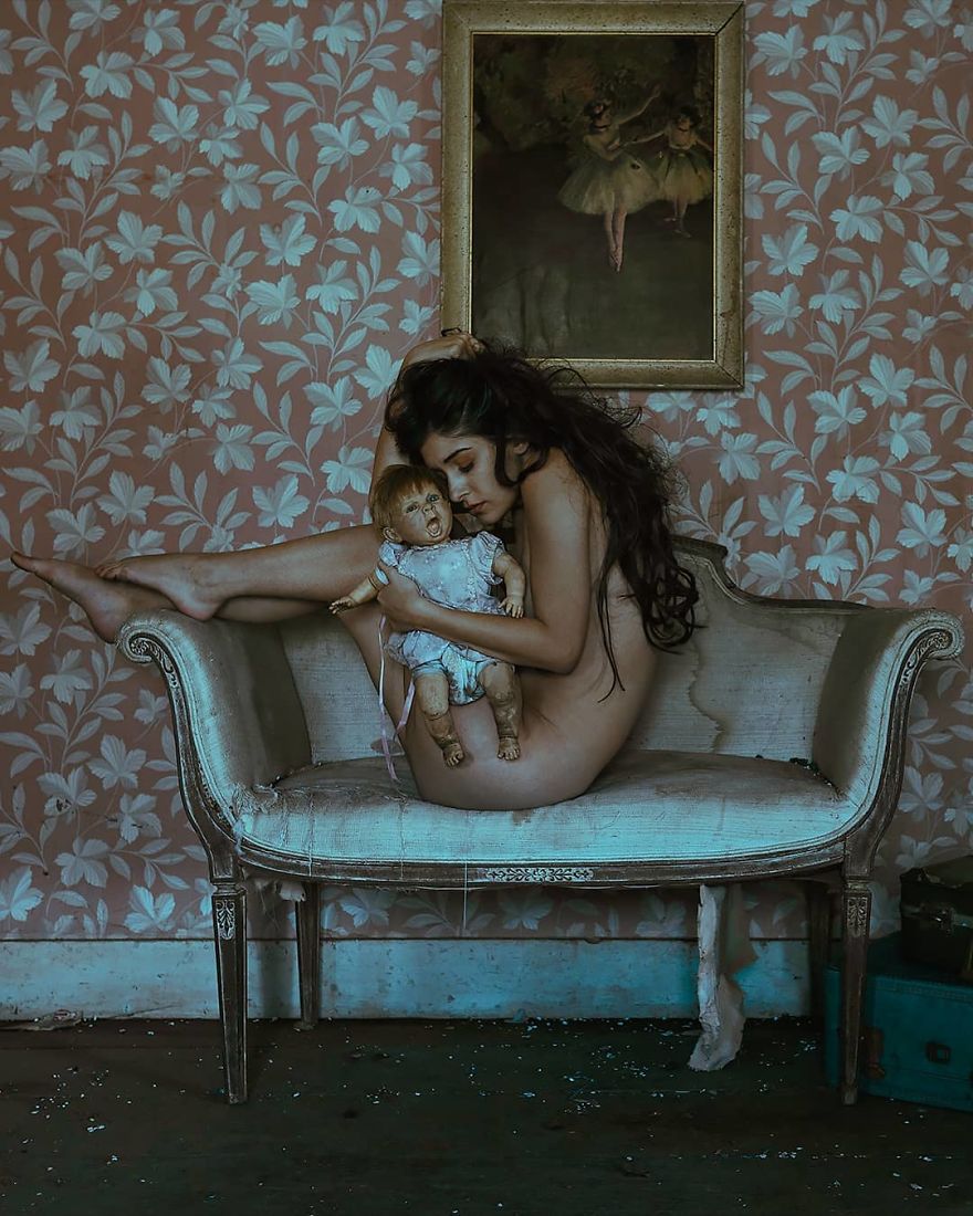 Photographer Tells Haunting Stories With His Cinematic Night-Time Photos