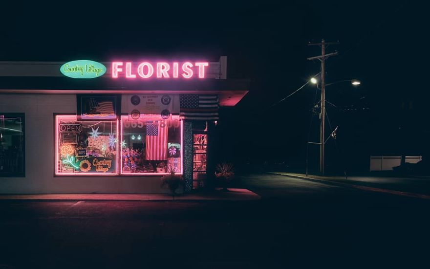 Photographer’s Unhealthy Obsession With Neon Signs Will Transport You Back In Time