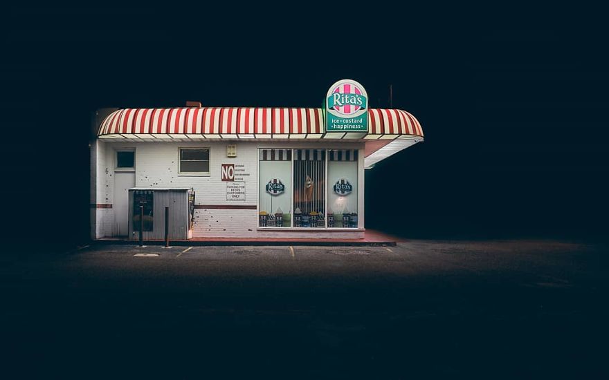 Photographer’s Unhealthy Obsession With Neon Signs Will Transport You Back In Time