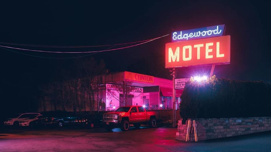 Photographer’s Unhealthy Obsession With Neon Signs Will Transport You Back In Time