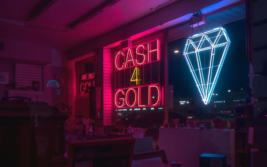 Photographer’s Unhealthy Obsession With Neon Signs Will Transport You Back In Time