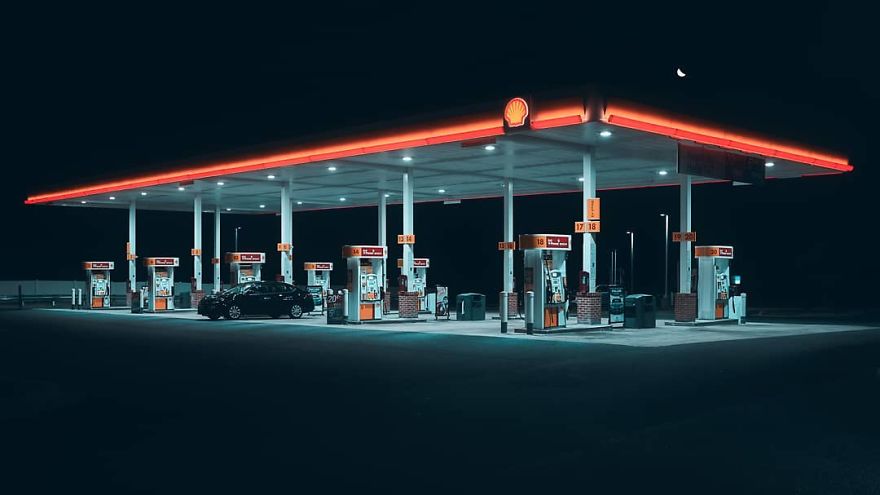 Photographer’s Unhealthy Obsession With Neon Signs Will Transport You Back In Time