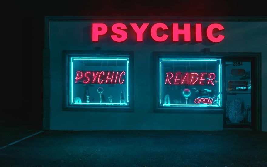 Photographer’s Unhealthy Obsession With Neon Signs Will Transport You Back In Time