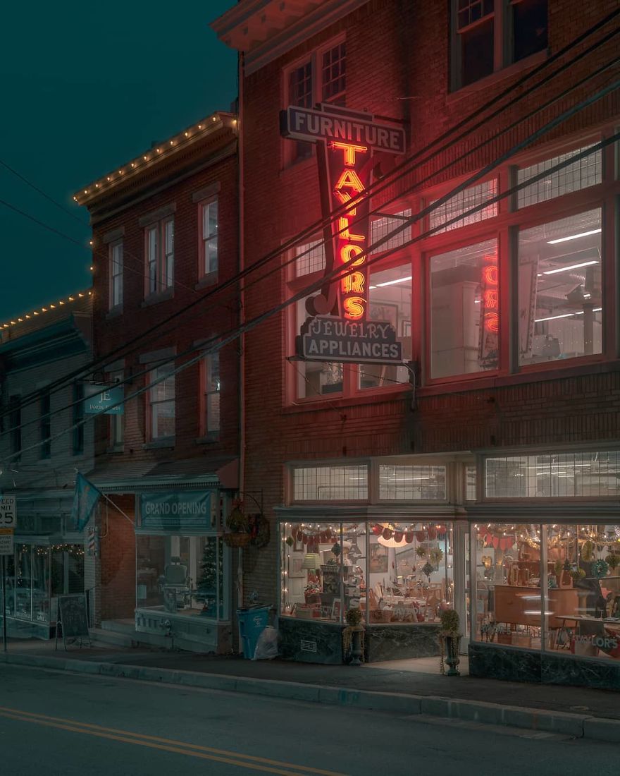 Photographer’s Unhealthy Obsession With Neon Signs Will Transport You Back In Time