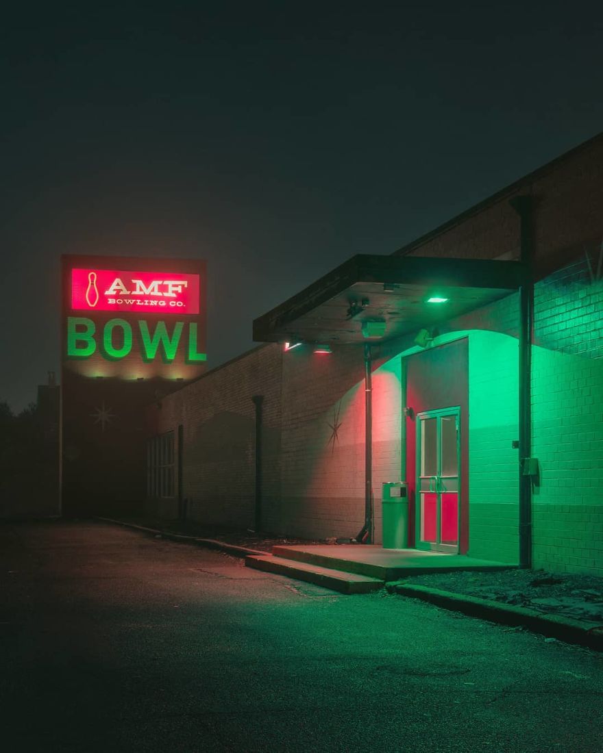 Photographer’s Unhealthy Obsession With Neon Signs Will Transport You Back In Time