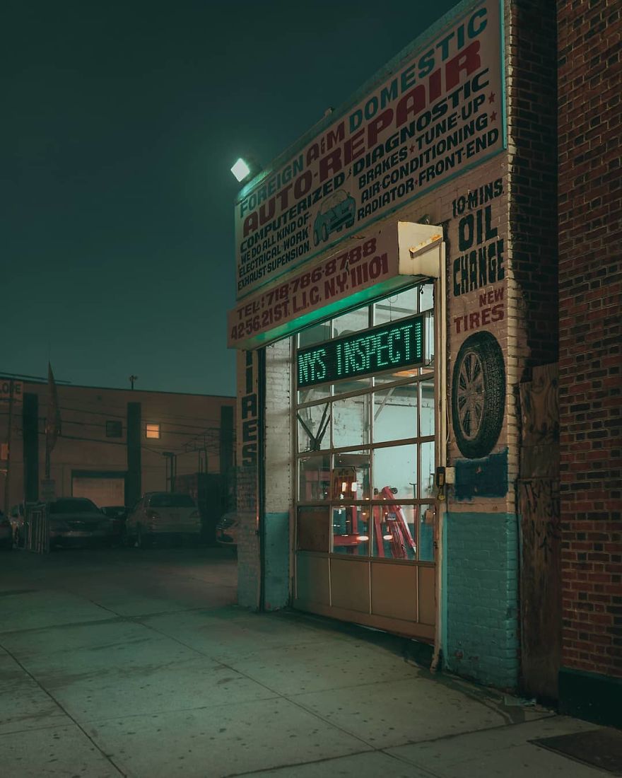 Photographer’s Unhealthy Obsession With Neon Signs Will Transport You Back In Time