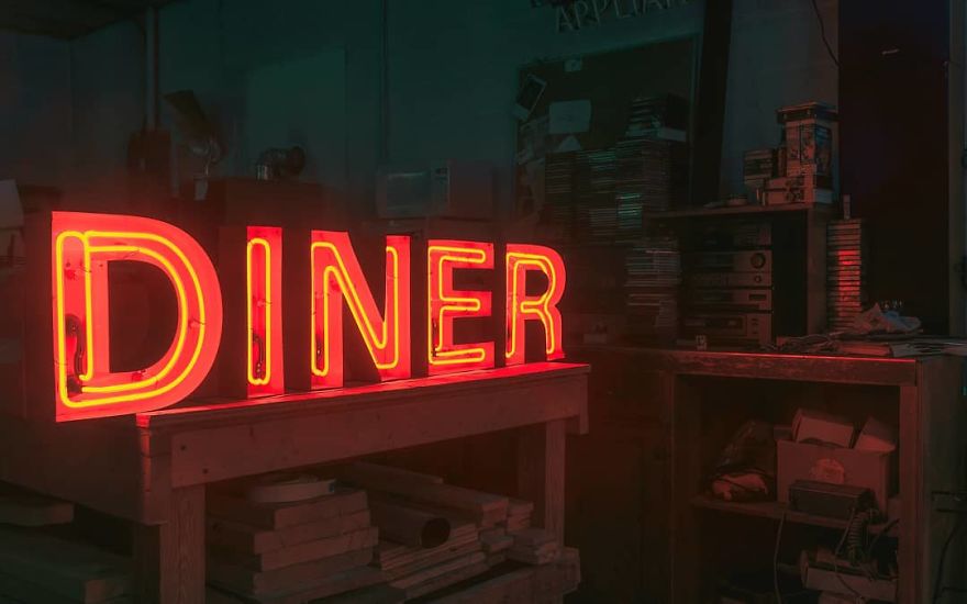 Photographer’s Unhealthy Obsession With Neon Signs Will Transport You Back In Time