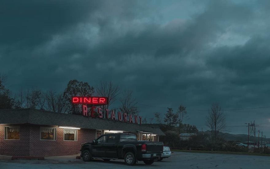 Photographer’s Unhealthy Obsession With Neon Signs Will Transport You Back In Time