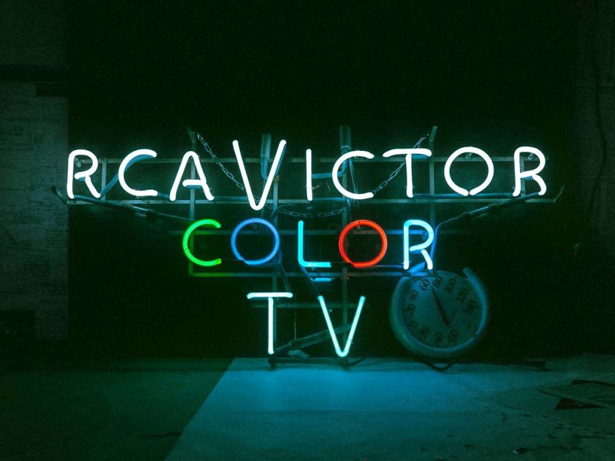 Photographer’s Unhealthy Obsession With Neon Signs Will Transport You Back In Time