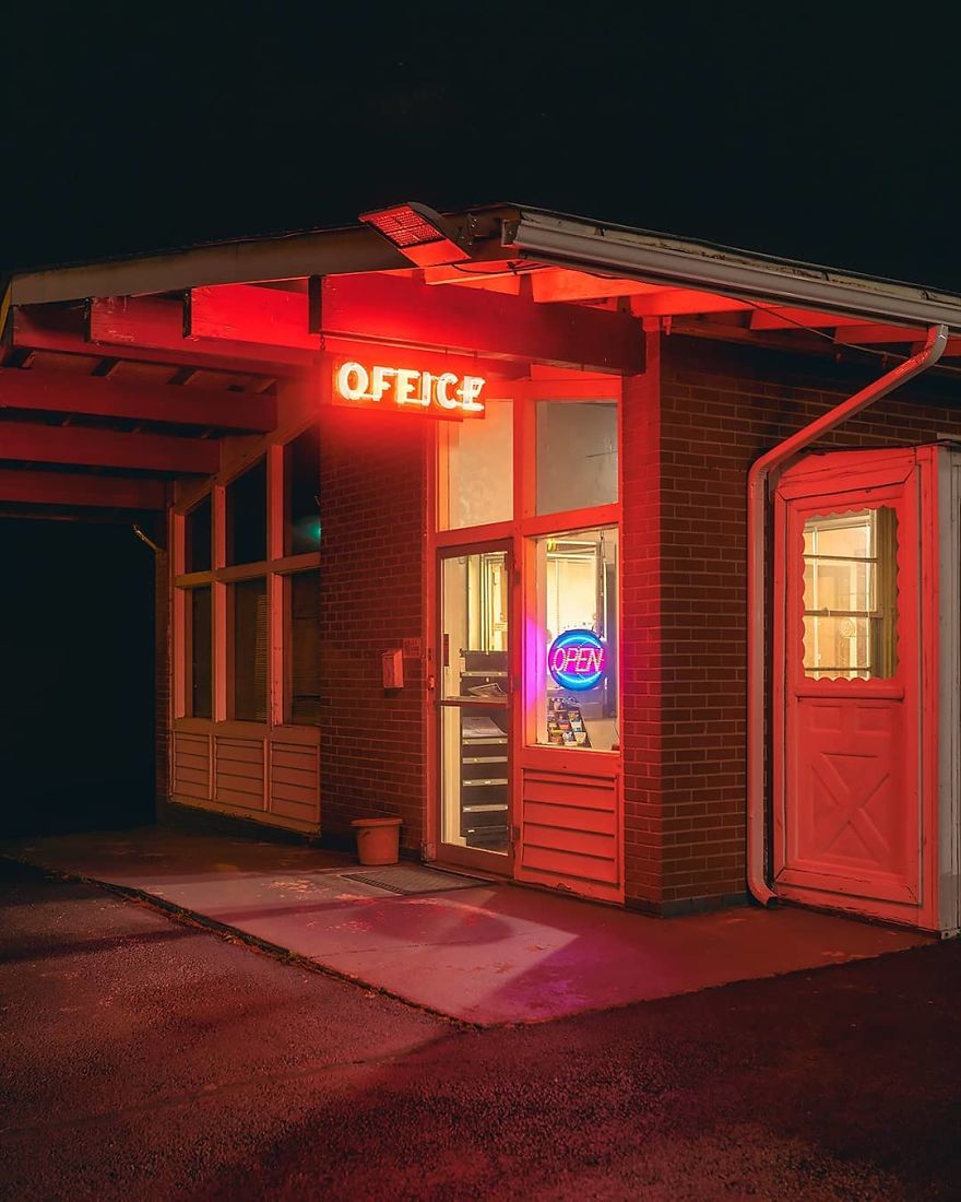 Photographer’s Unhealthy Obsession With Neon Signs Will Transport You Back In Time